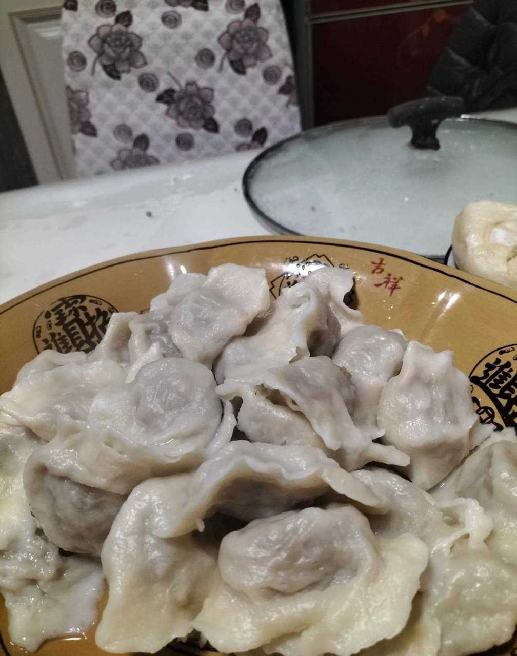 一份,带一份汤,这是做生意那时候经常吃的午餐茄子素馅饺子我很喜欢吃
