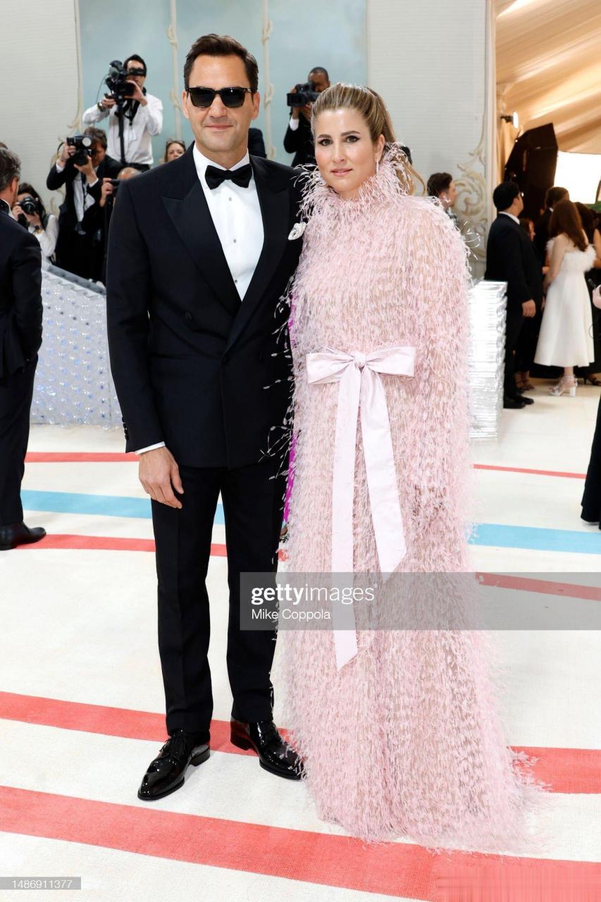 我的天呐费德勒和米尔卡太有神仙眷侣的feel了吧#费德勒# 丨#metgala