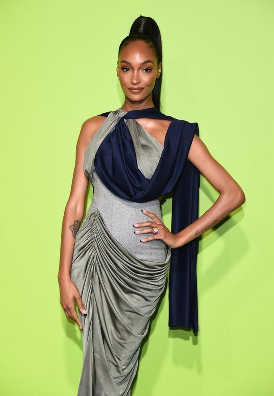 英国超模卓丹-邓 亮相2022伦敦国际羊毛标志奖红毯