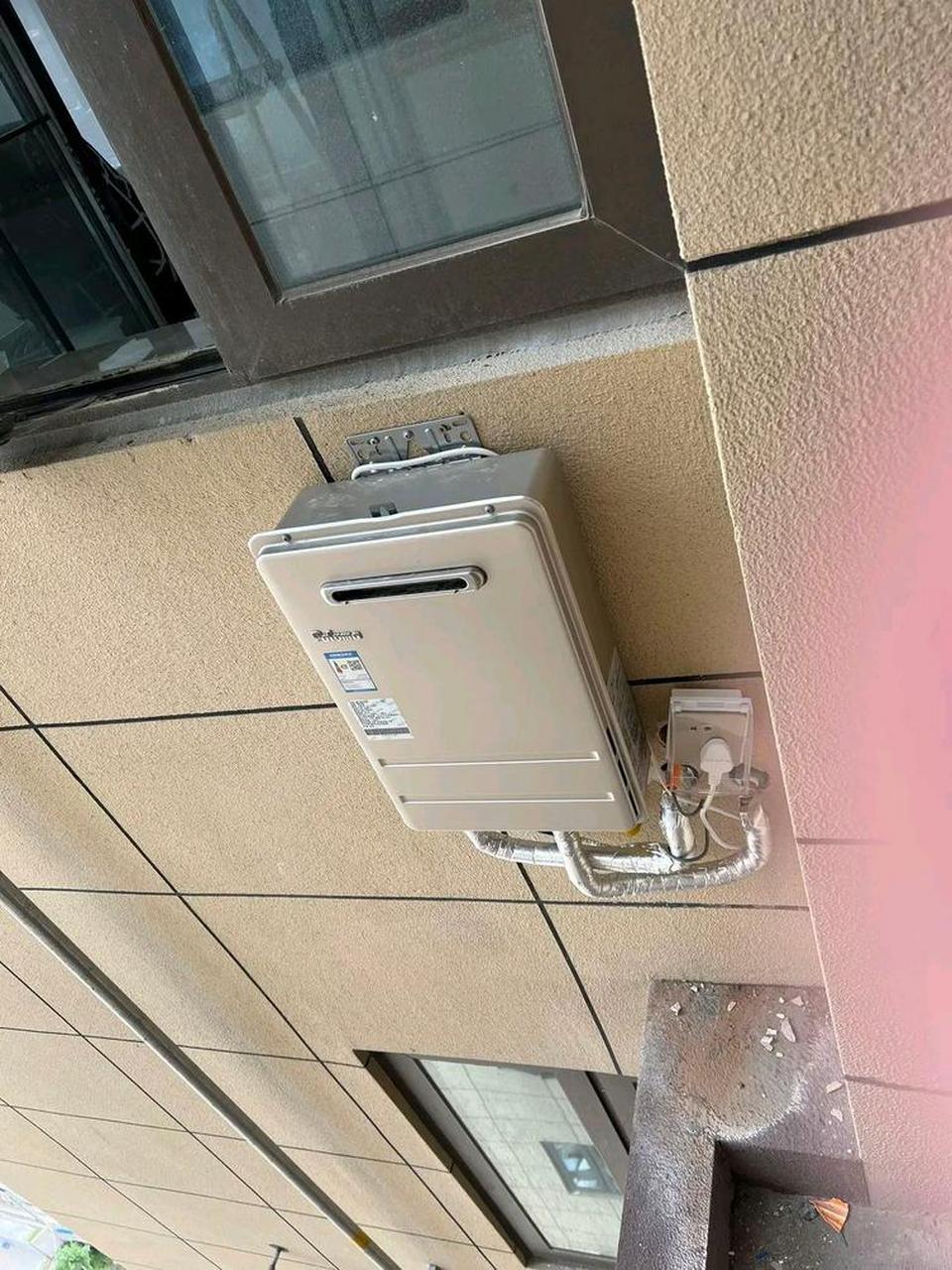 第一次看到燃气热水器还有室外机,完全避免了会发生的安全隐患