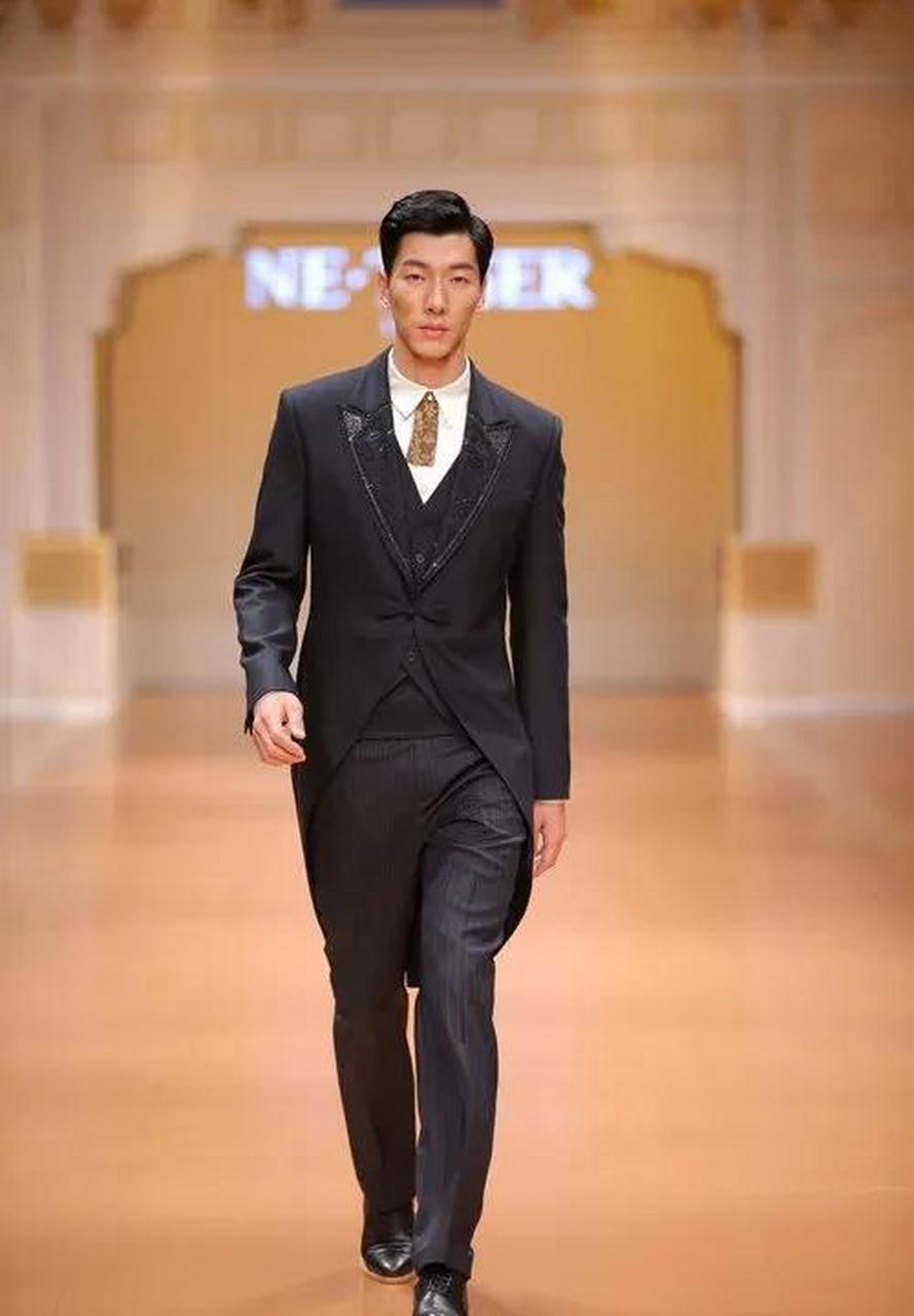 张亮与演员张翰同台比长腿,同穿黑色西装面容帅气,身材完美,身高1米83