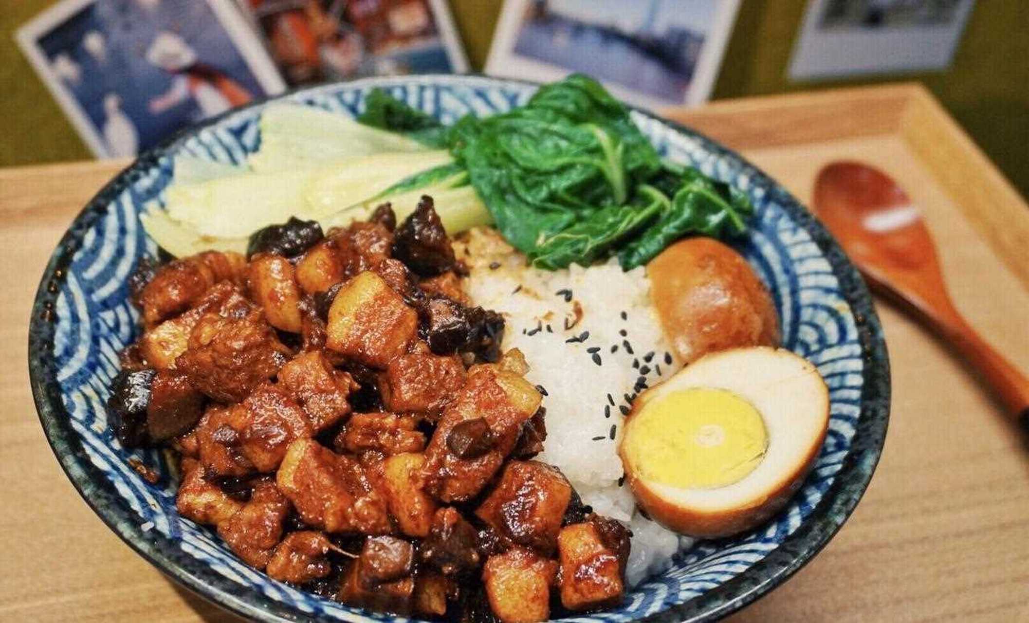 台式卤肉饭 卤肉是早期艰苦的台湾人所发明的平民美食,把头皮肉和不能