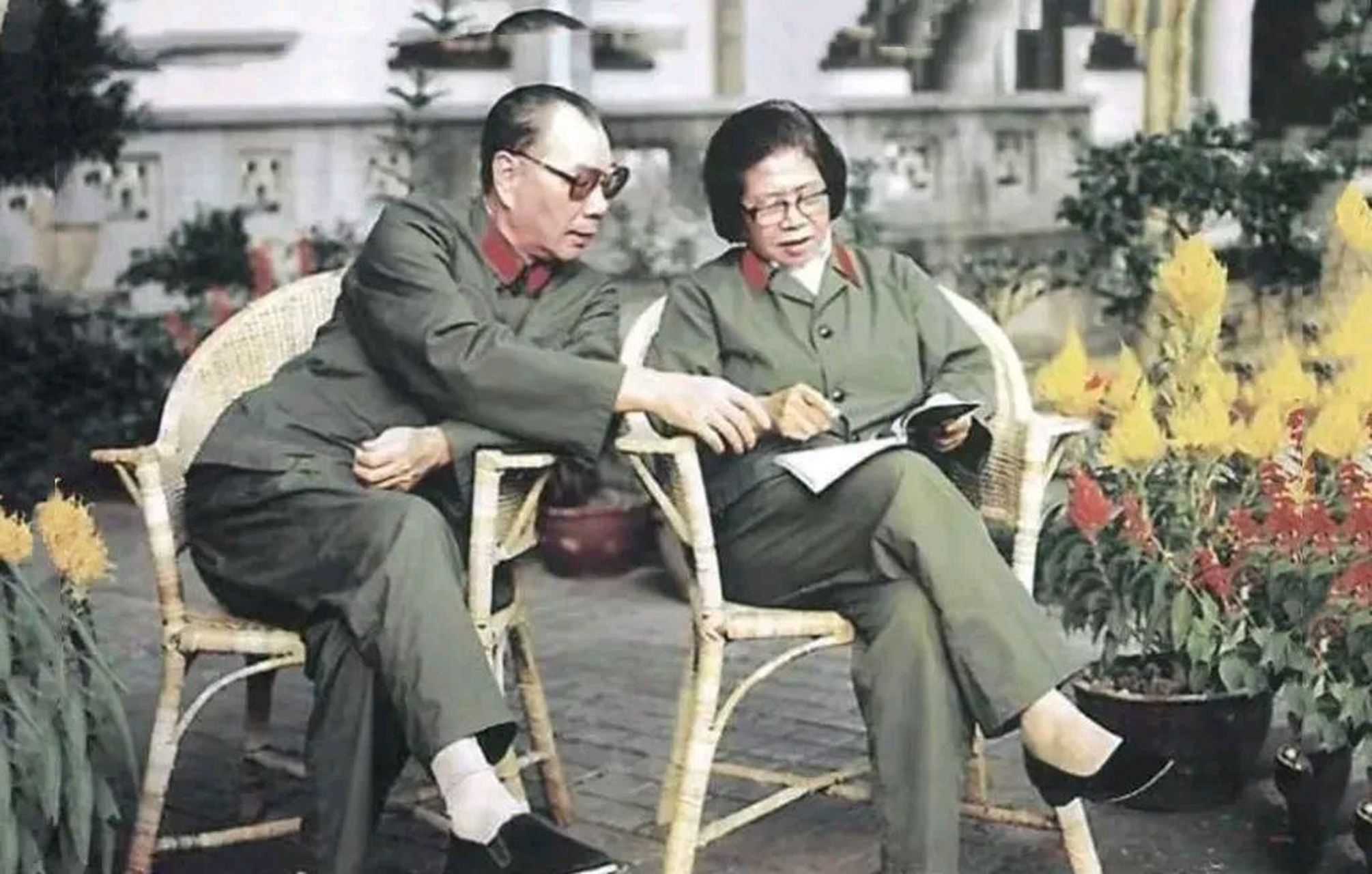 晚年的杨成武将军,坐在院子里和妻子赵志珍,一张罕见的留影.