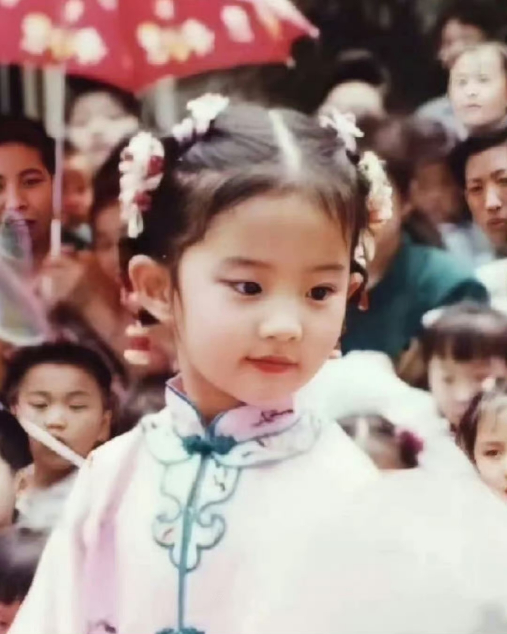刘亦菲在幼儿园时期,她因为出演《白毛女》中的喜儿而备受瞩目,成为小