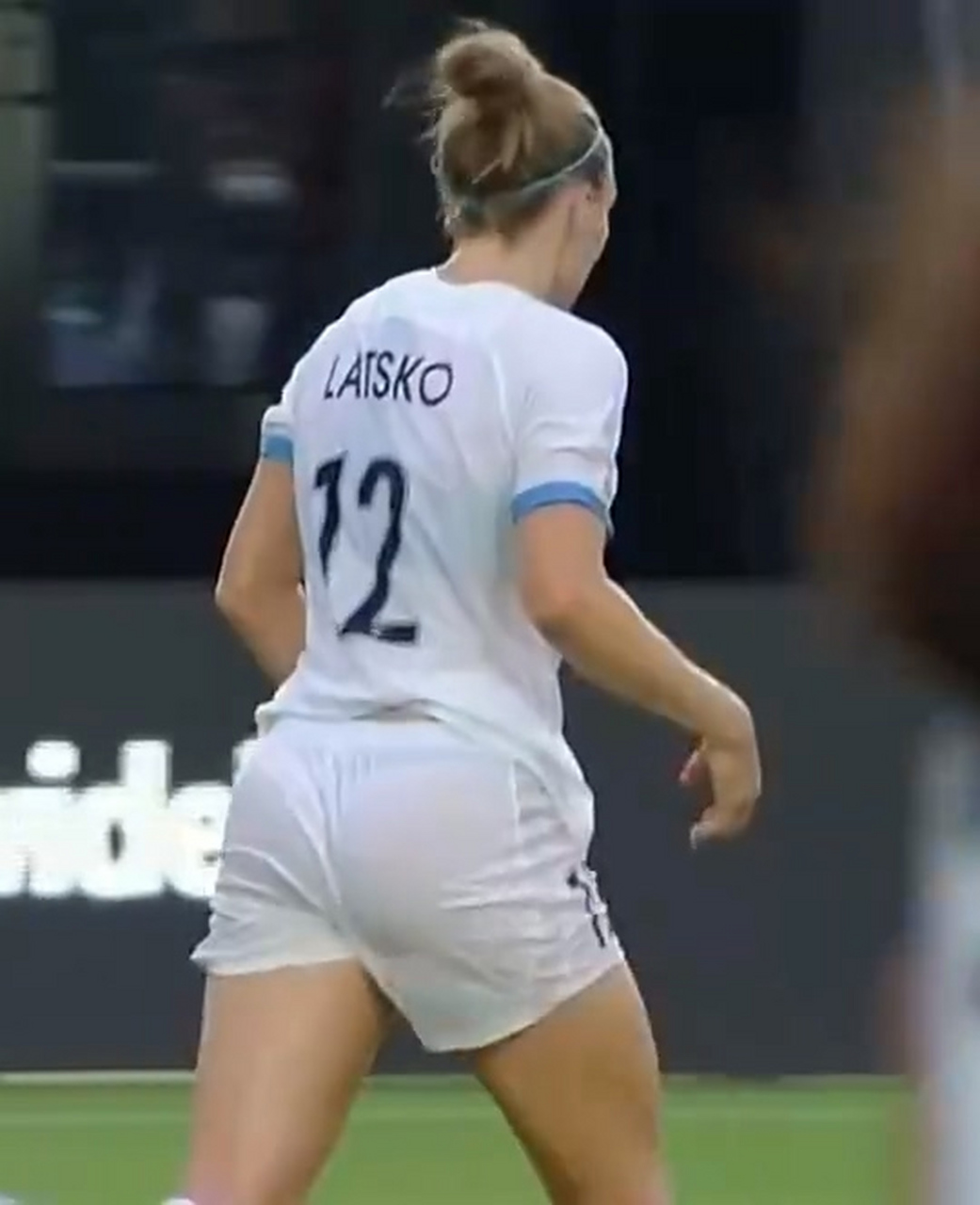 据了解,这位12号女球员是在一场比赛中穿着丁字裤,并恰好穿的还是白球