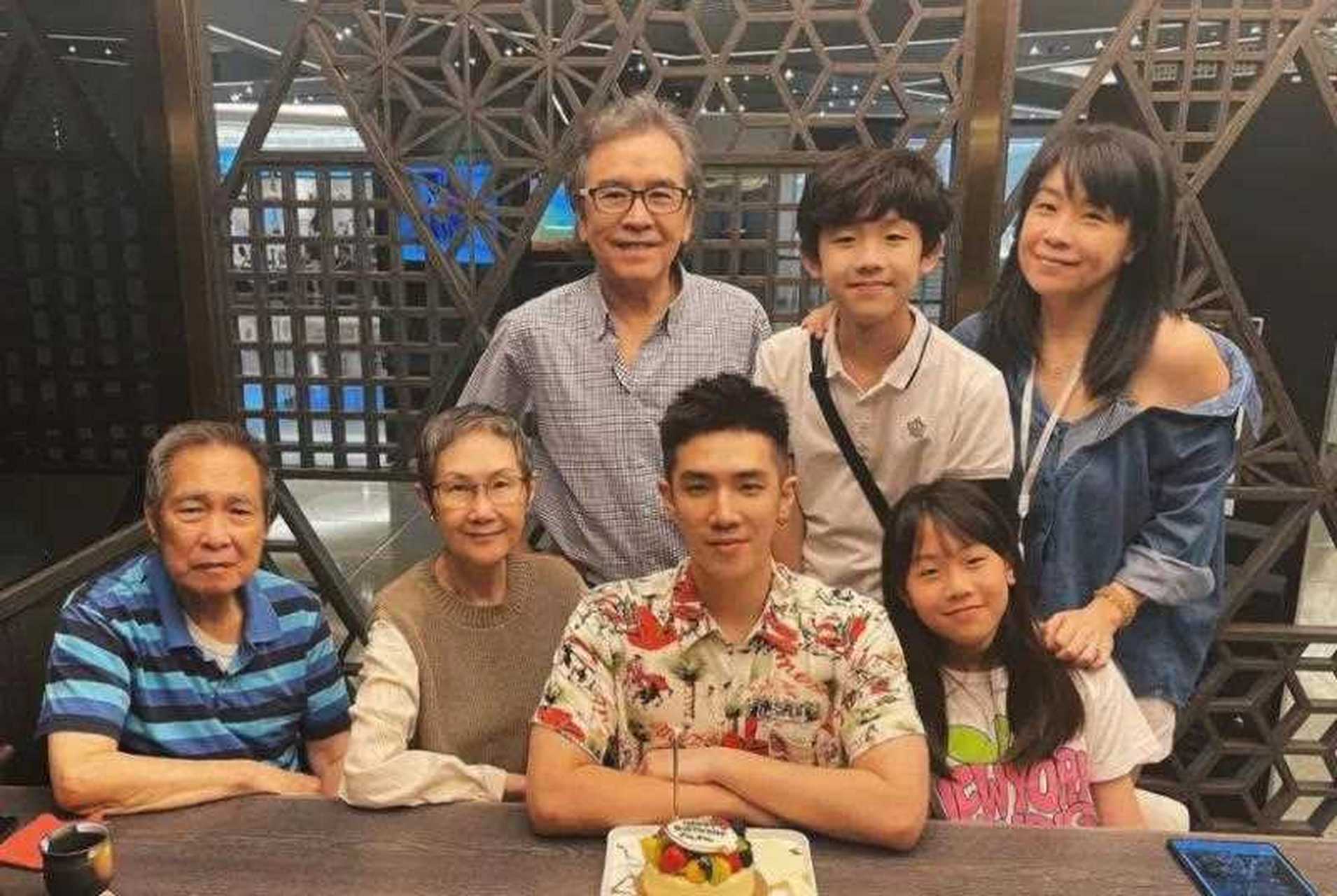 姜大卫一家七口齐聚,曹永廉俩娃太像外公 ,姜大卫儿子姜卓文迎来27岁