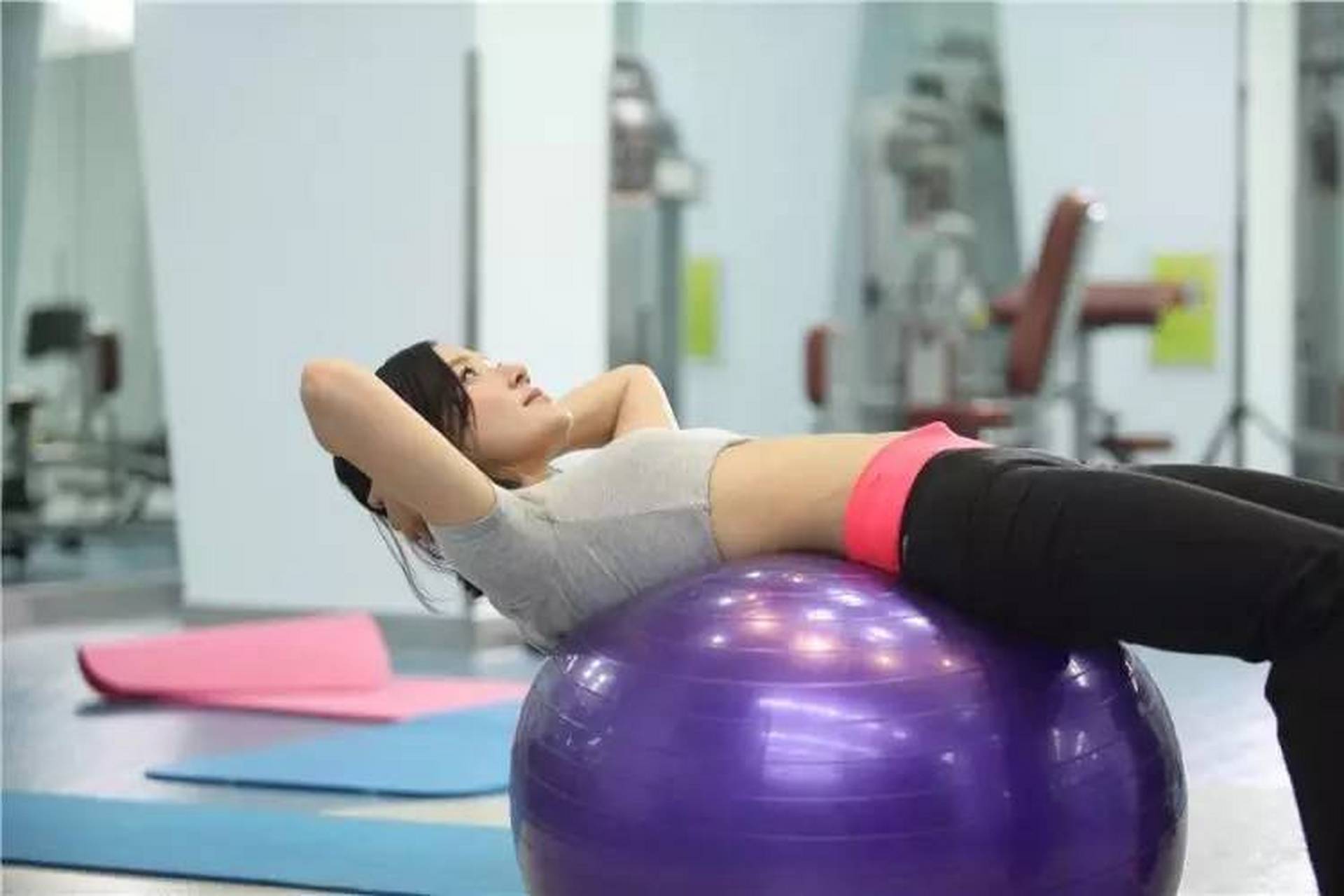 马甲线女神袁珊珊透露,自己并没有做高难度的动作,主要就是做仰卧起坐