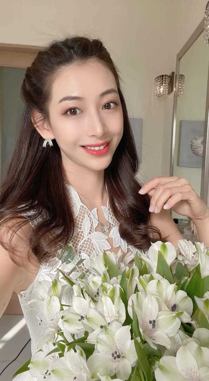 有一次,温雅穿一条开叉长裙上节目,薛之谦见了惊叫:"你这条裙子也太开