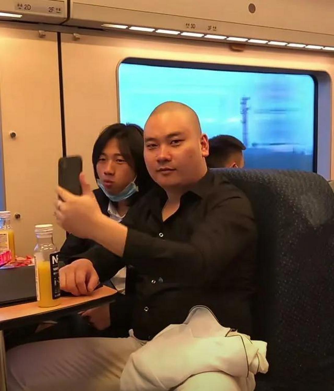 "九红哥"退网吃果盘!酒吧激吻美女被偷拍!