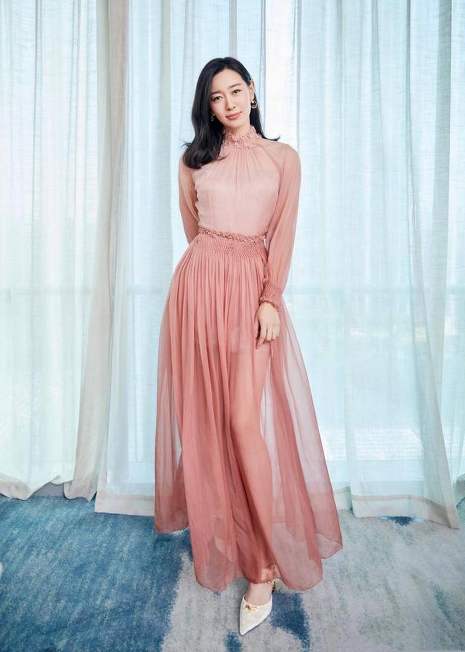 孙一文太美了,身着烟粉仙女裙高贵典雅,堪称颜值与实用并存