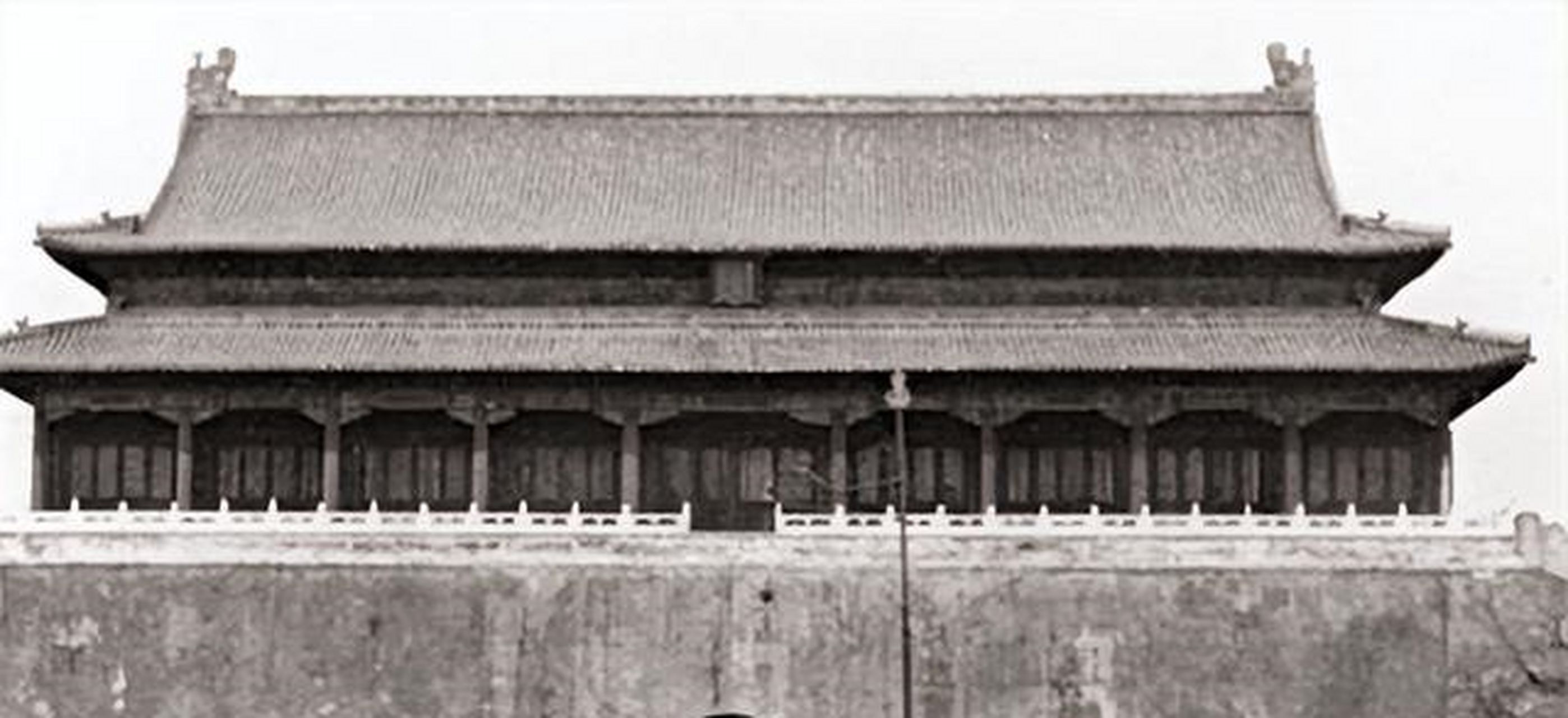 早在1949年3月份的时候,就在北京郊区的西苑机场举行了一场大典.