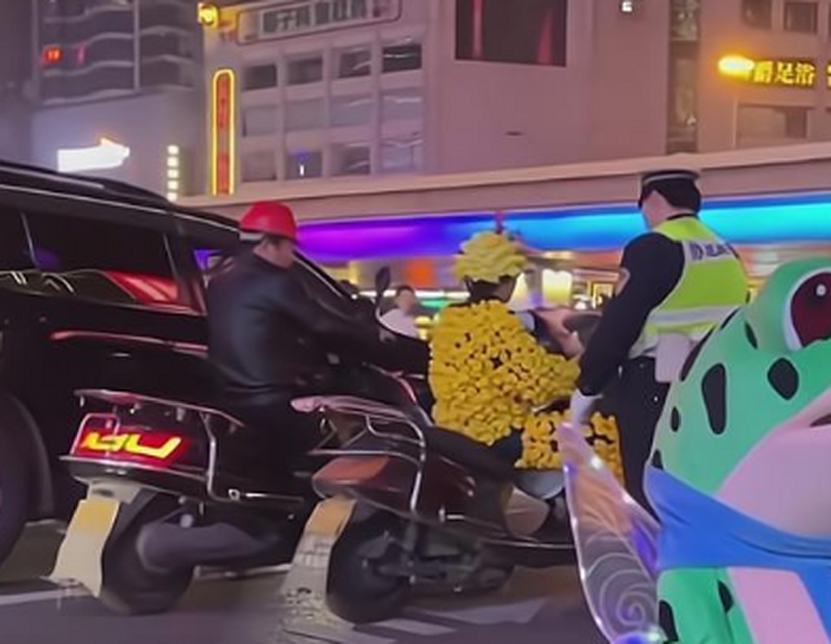 这外卖小哥是身上长满了蘑菇?可以吃吗?