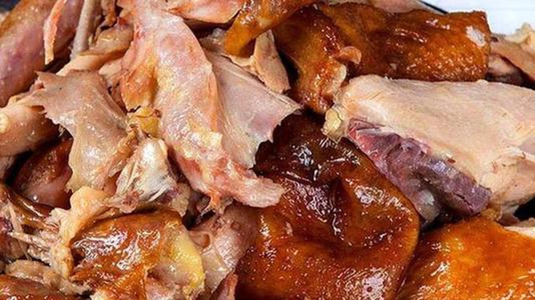 石家庄回民扒鸡通体呈金黄色,外型美观,料味深入,醇香浓郁,不易变质