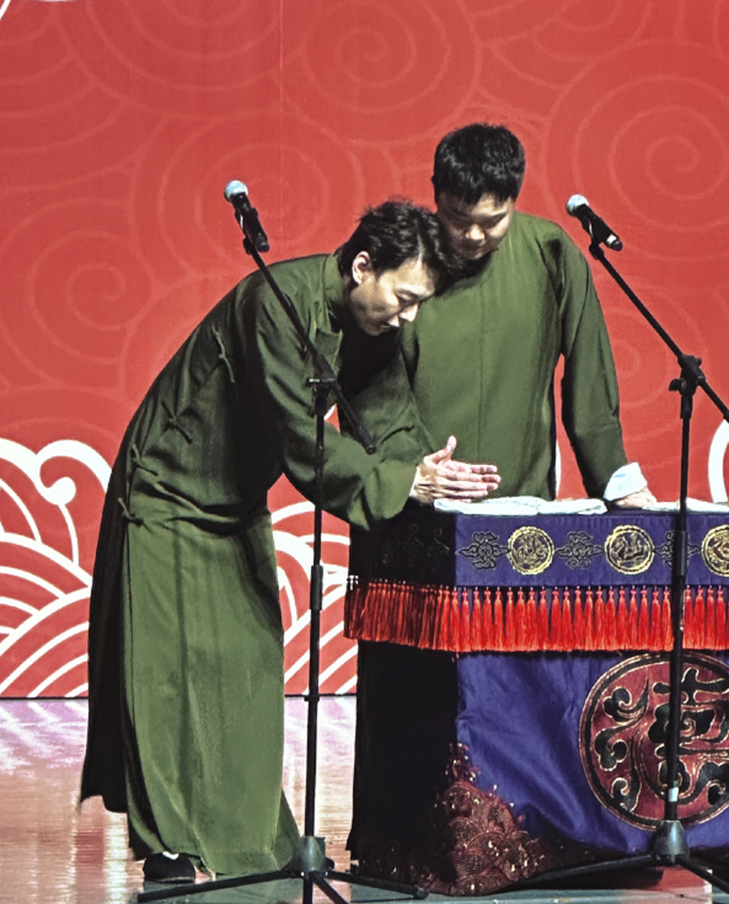 祝愿朱鹤松生日快乐,也希望他跟靳鹤岚这对相声组合,能够"百年好合"说