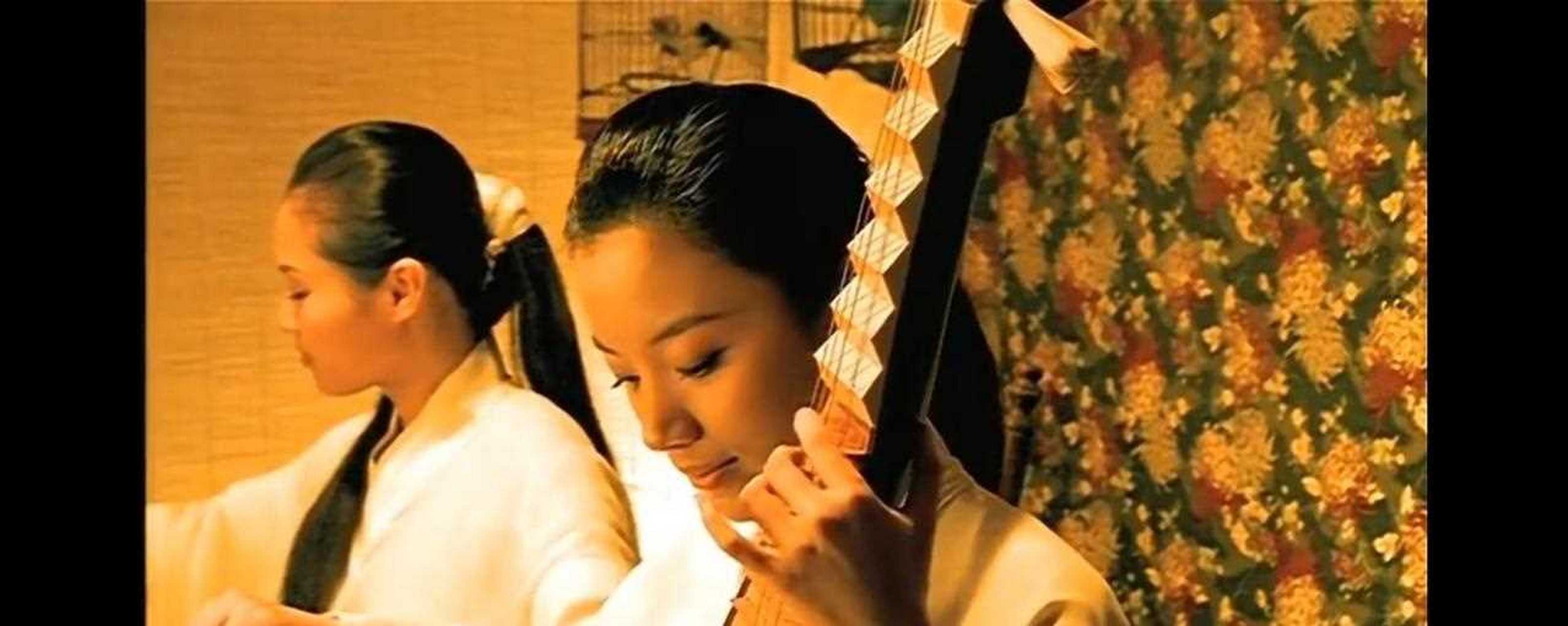 有网友发现,刘畊宏的妻子王婉霏在《发如雪》mv中饰演的白衣女子,好