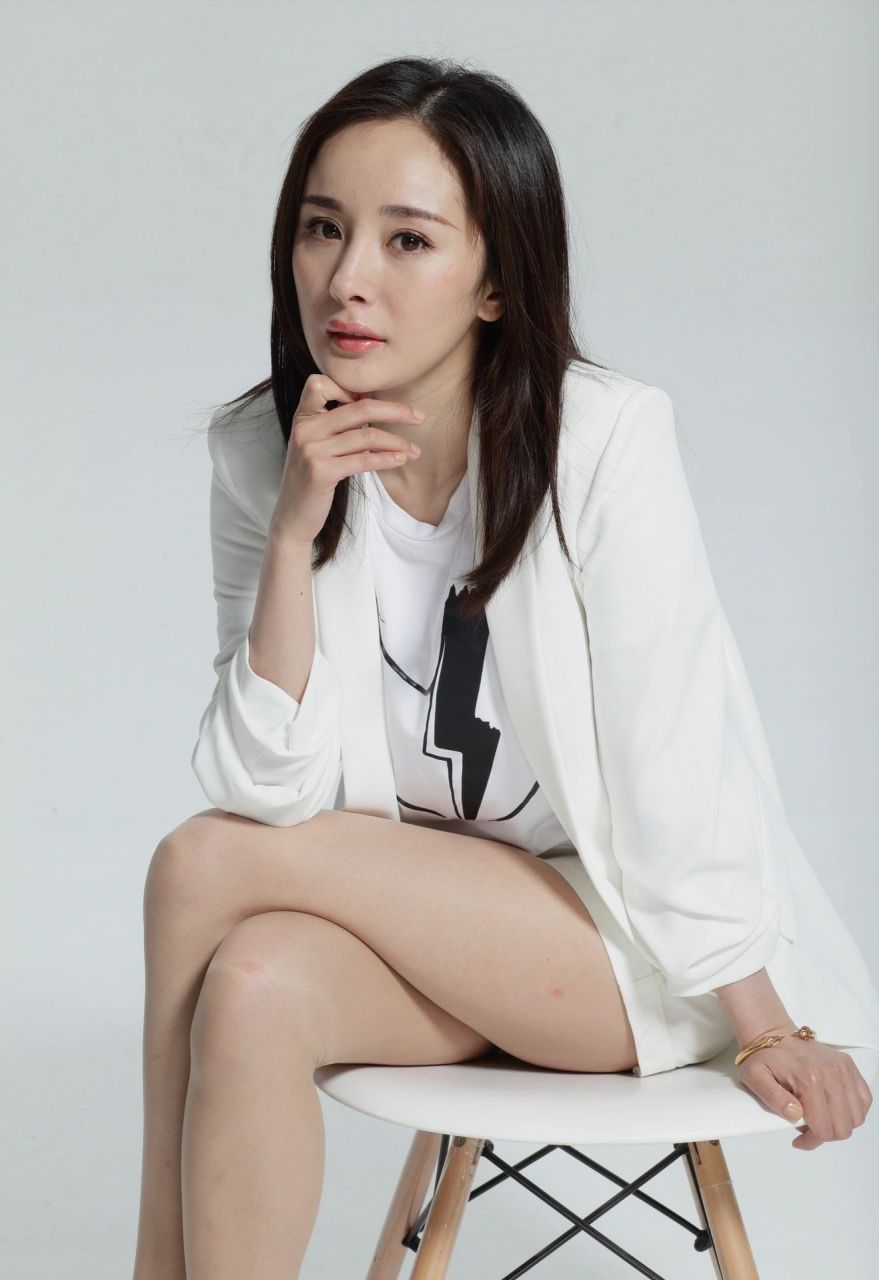 杨幂 欣赏一下杨幂小姐姐的丝袜美腿吧