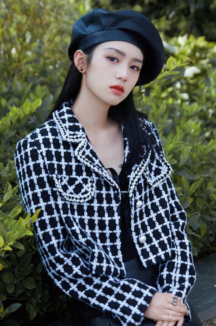 周也秋日穿搭两则 淡蓝色连衣裙,清雅灵透;allblack套装化身清冷又