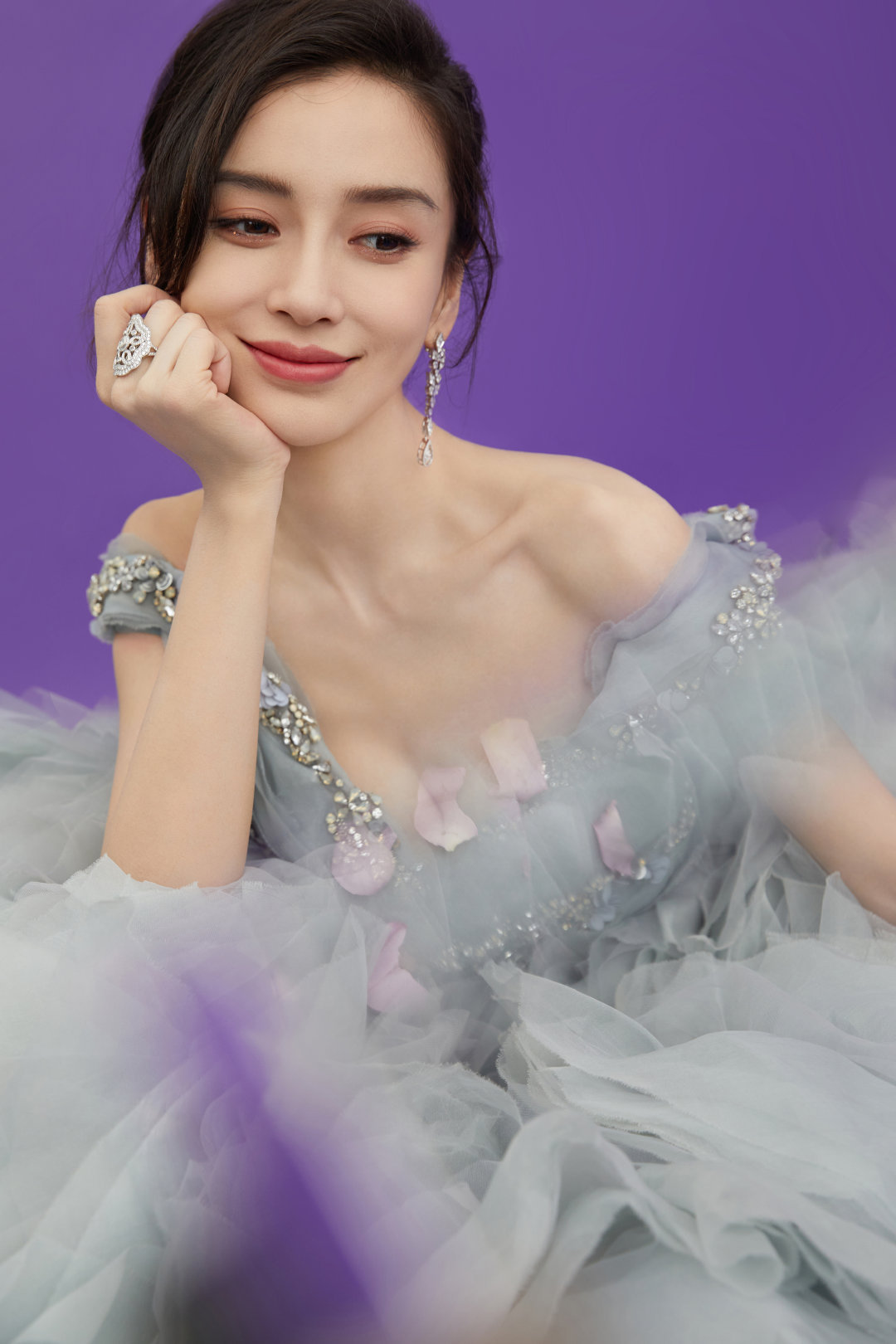 angelababy跨年晚会造型 身穿elie saab高定灰蓝色纱裙搭配水晶优雅