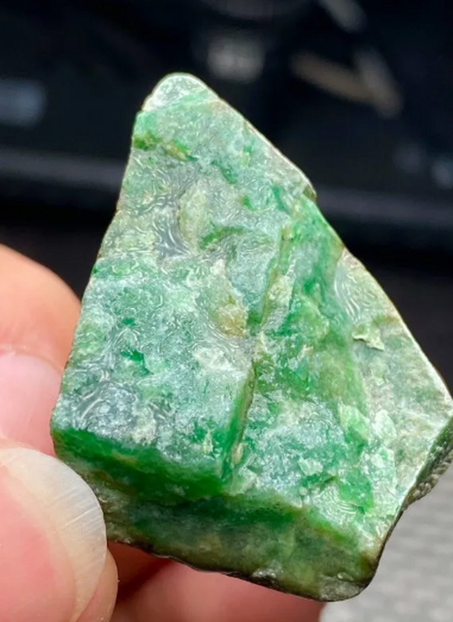 点击头像看直播##翡翠原石# 后江开窗冰阳绿色料,冰感十足,色阳色辣