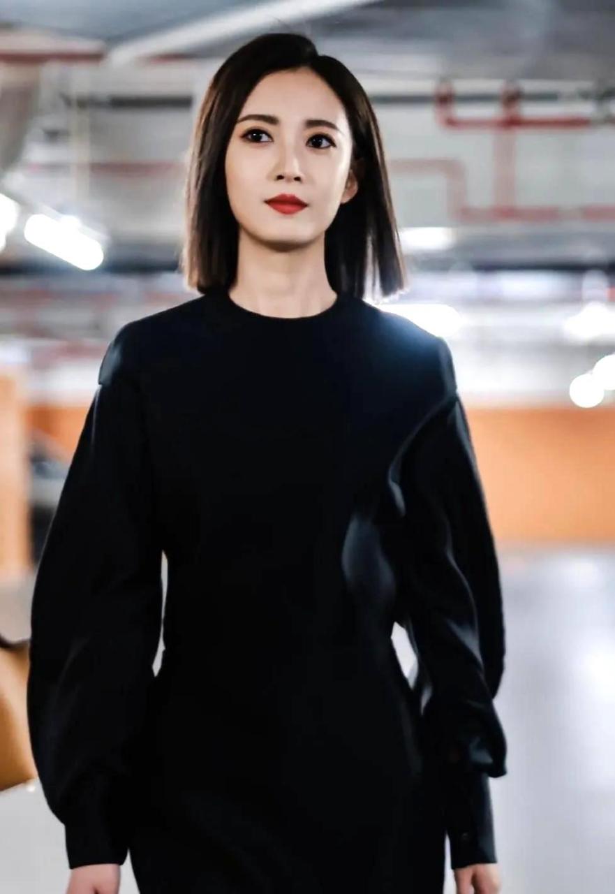 陈钰琪最新的机场私服曝光了,她穿着一件黑色短款连衣裙,搭配黑色皮鞋