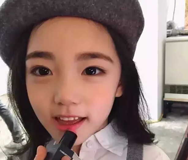 曾经看到一个新闻,说韩国有个叫李恩采的小童星,6岁时被妈妈发了化妆