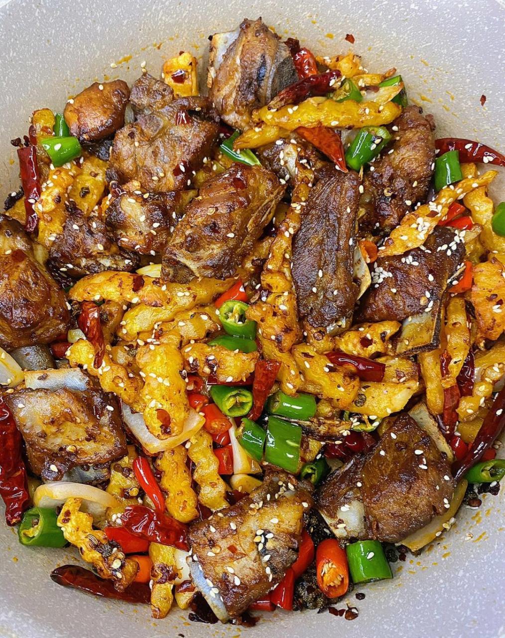 干锅排骨麻辣焦香外酥里嫩真解馋食材: 排骨,土豆,洋葱,小米椒,杭椒