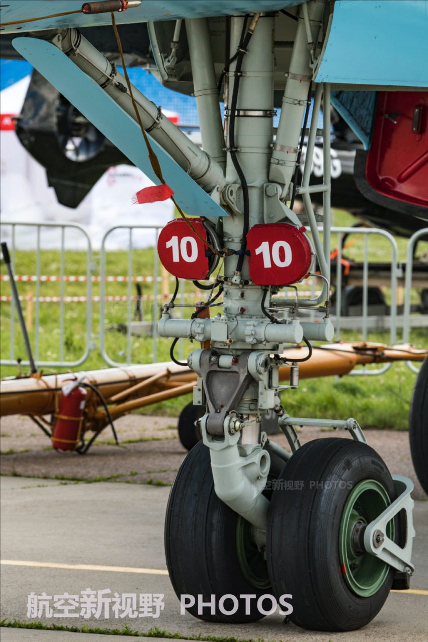 这么一对比,感觉前两型战斗机还行,苏-34战斗机的前起落架简直就是