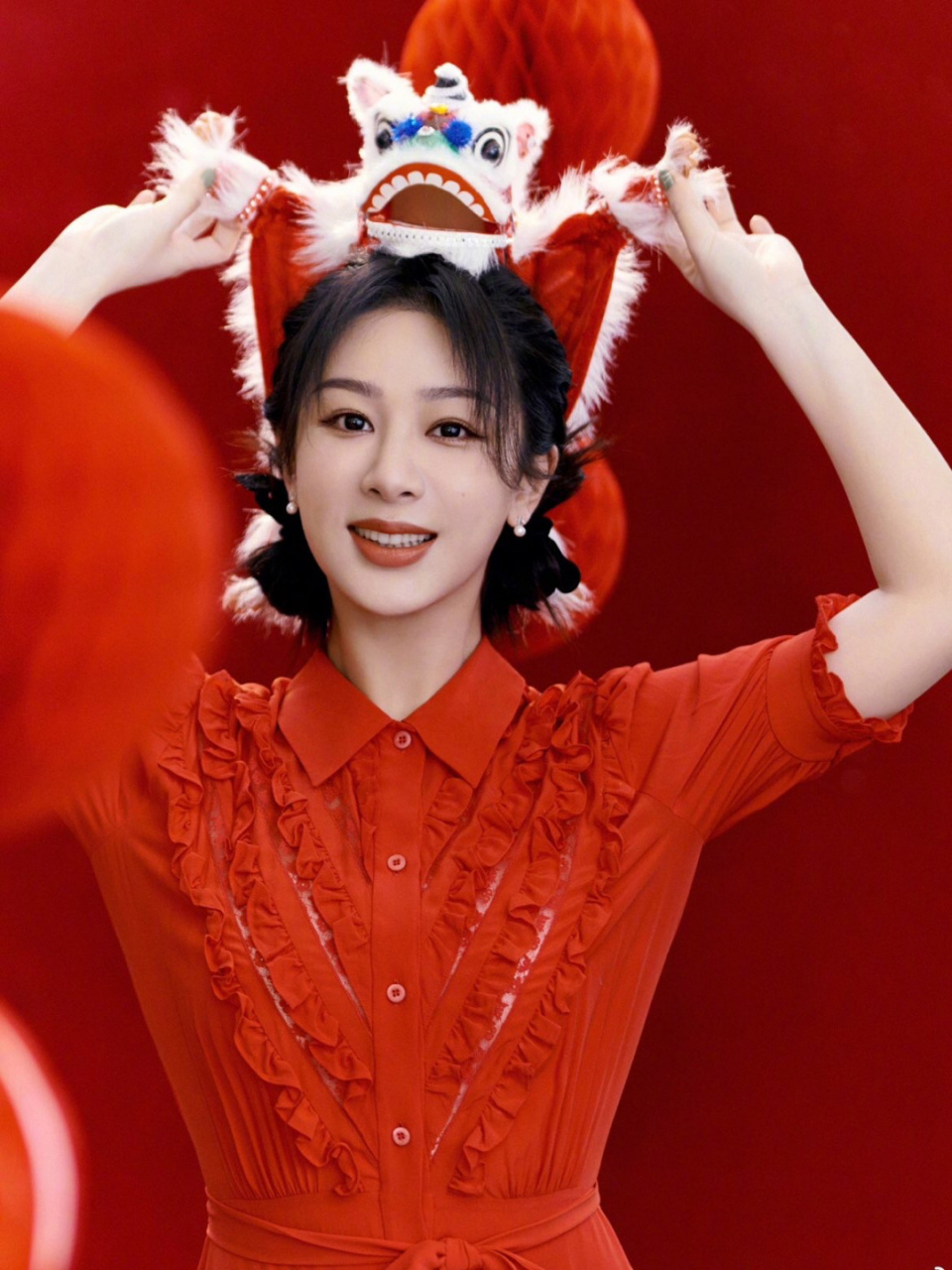 杨紫新春红裙 造型超甜