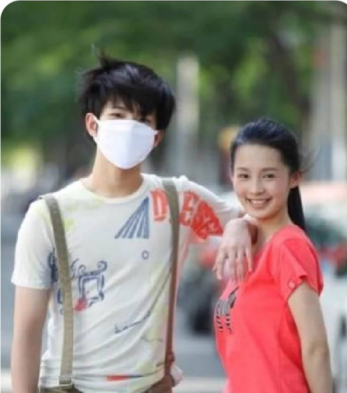 李沁与初恋男友亲密照曝光#  李沁的感情生活一直交白卷,绯闻一仙少