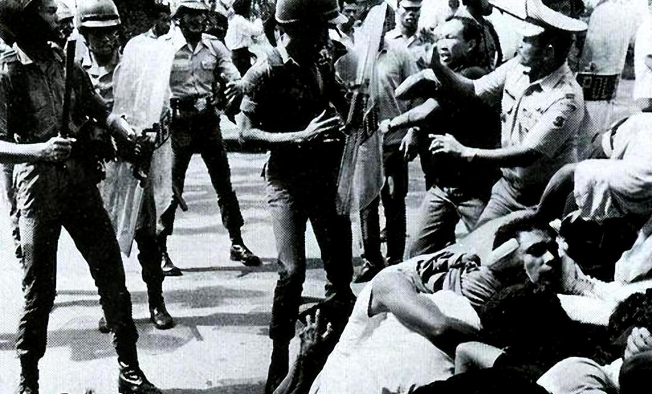 1965年,印尼华人在街头被残忍屠杀,令人痛心!