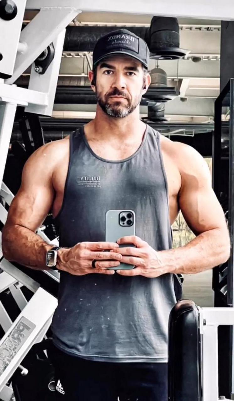 丹尼尔·史蒂文斯(daniel stevens)是漫威电影《死侍3》里"狼叔"休