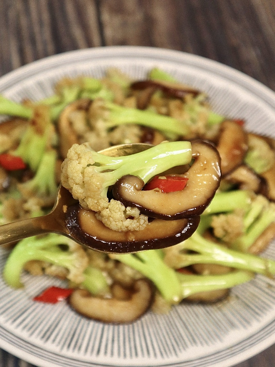 来跟着我一起学吧[awsl] [飞机]材料: 菜花,香菇,蒜末[偷笑] [飞机]