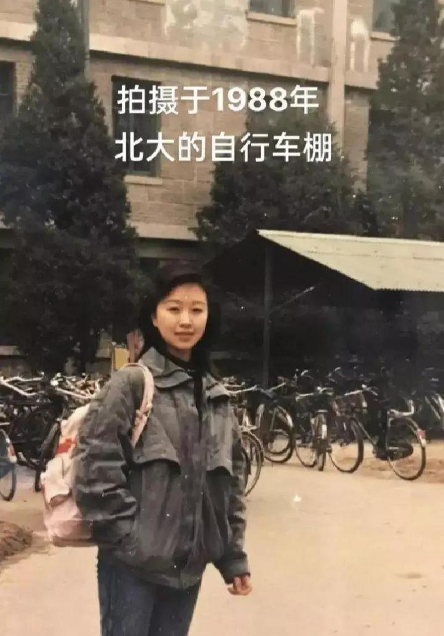 1988年,北京大学的自行车棚,一位漂亮的女学生留下了一张珍贵的老照片