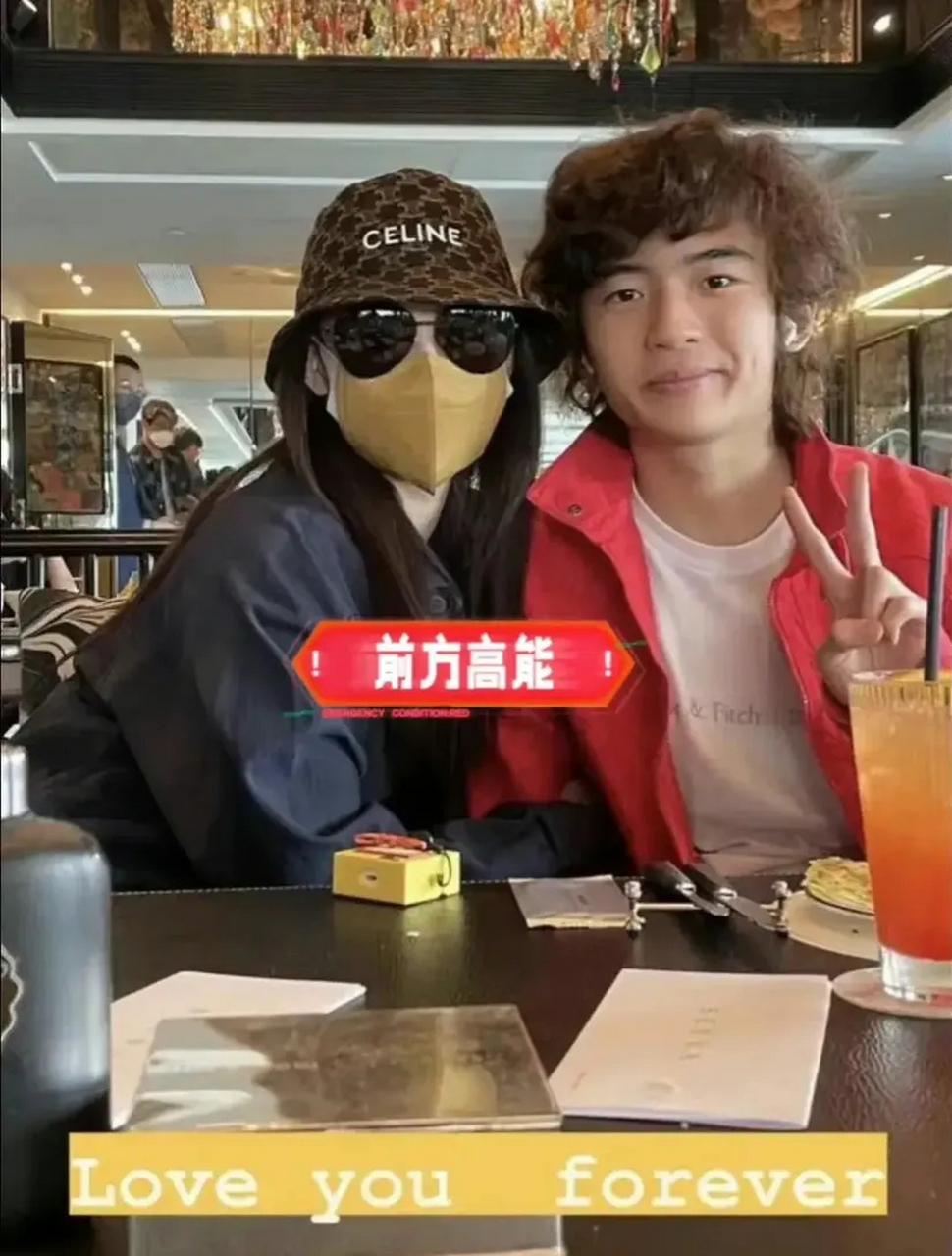 张柏芝谢霆锋大儿子lucas15岁近照,照片中的lucas一头小卷发,感觉和小