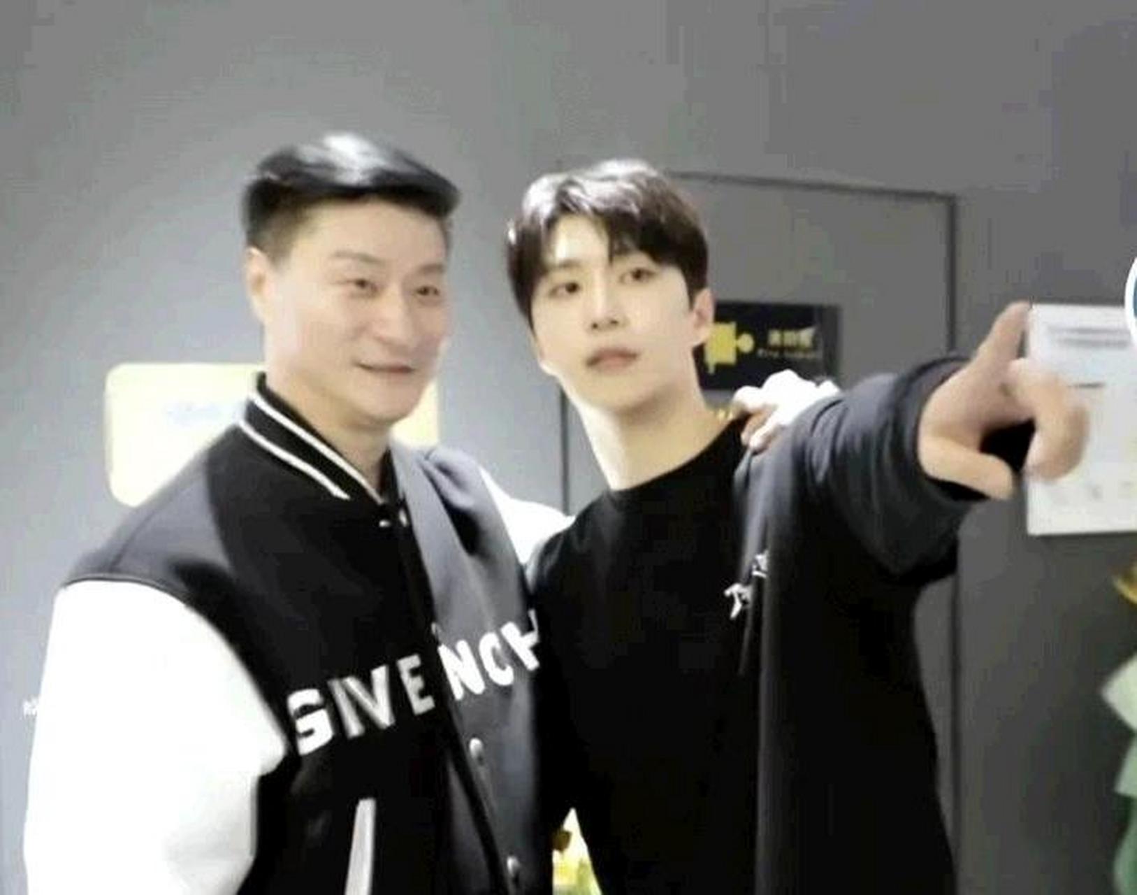 范丞丞和他爸爸长得太像了,一点都不像快七十的人![笑哭]