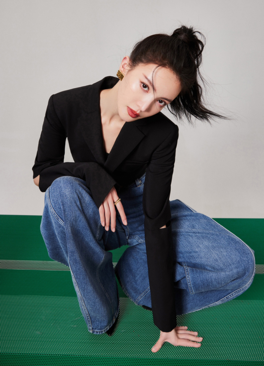 金晨穿搭造型解析 身穿黑色v领西装 佩戴金色正方形耳饰和金色戒指