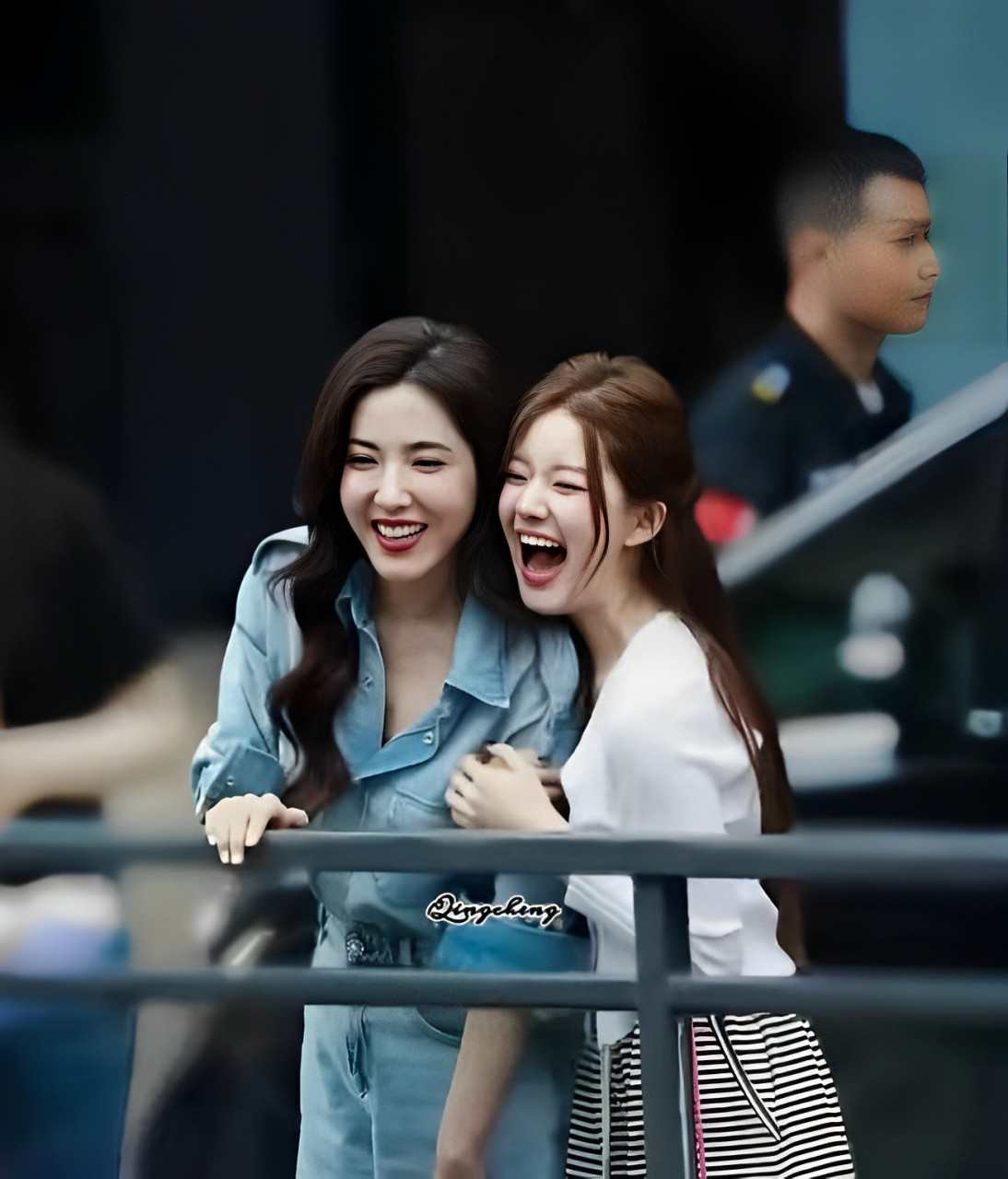 曾黎上身 内搭蓝色牛仔衬衫,外穿蓝色阔腿牛仔裤,还是 再加上那一头