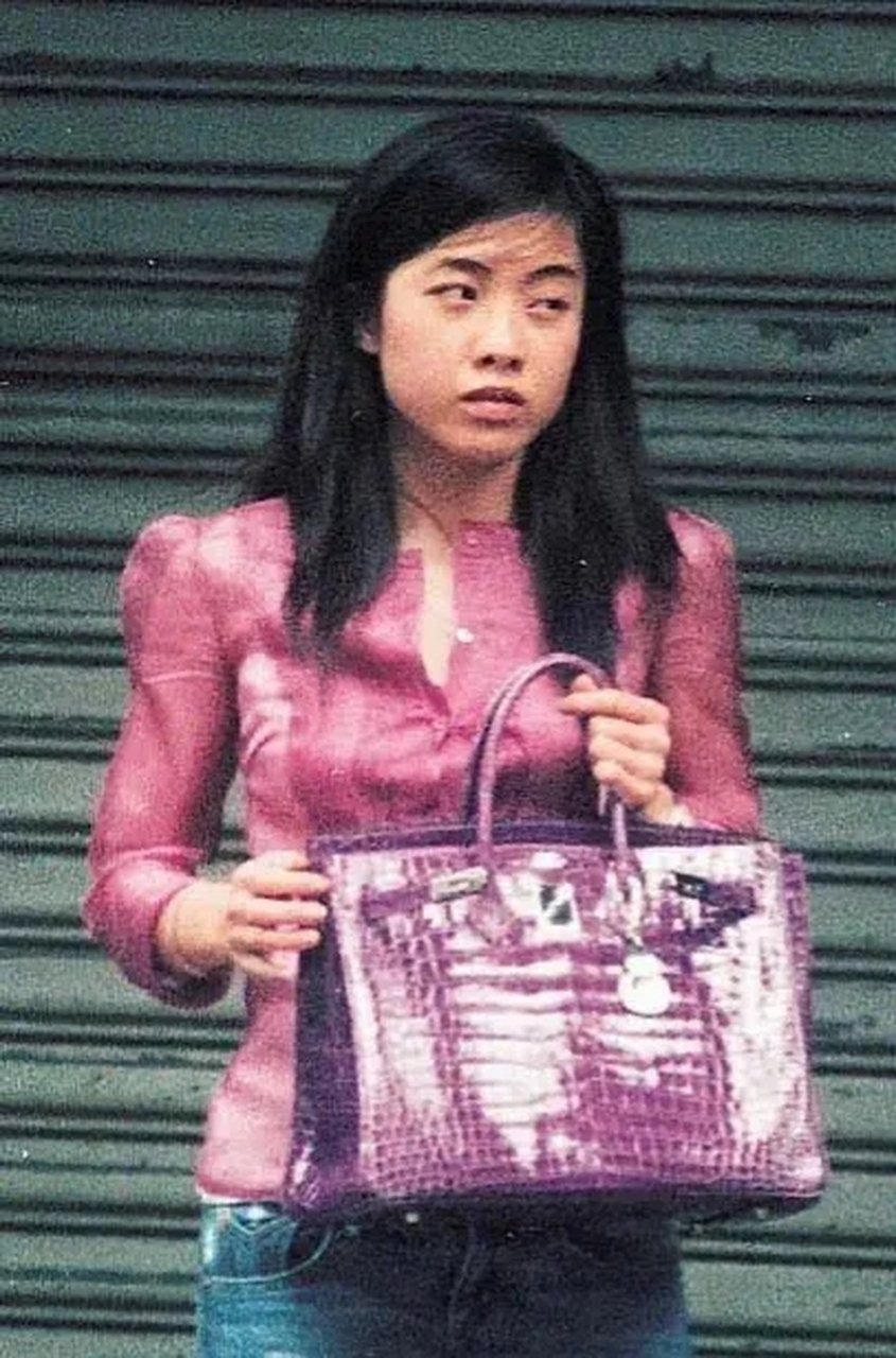 甘比从一个相貌平平的小娱记,一步步爬到香港女首富的位置,不仅拥有