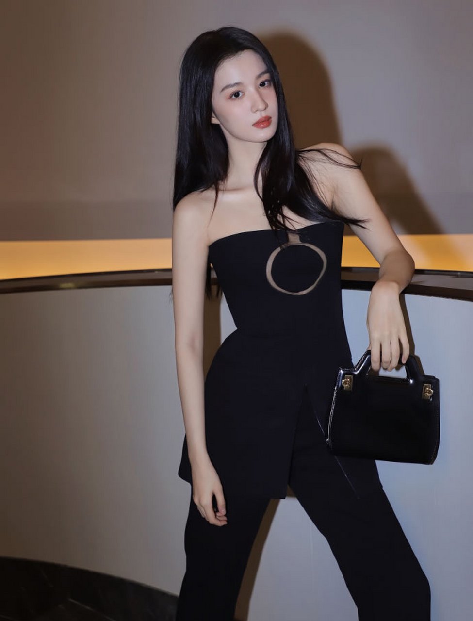 饱满的额头,流畅的下颌线,妩媚的杏眼,  王楚然的长相确实是非常