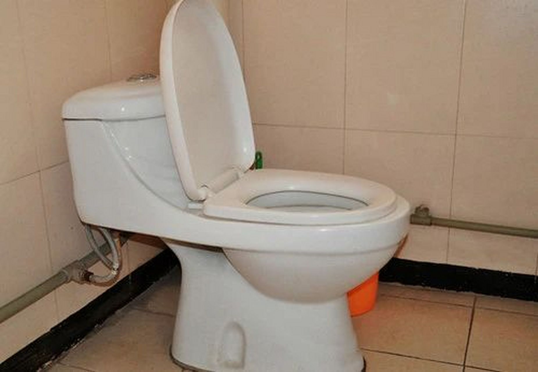 足球蹲马桶（足球蹲坑什么意思）