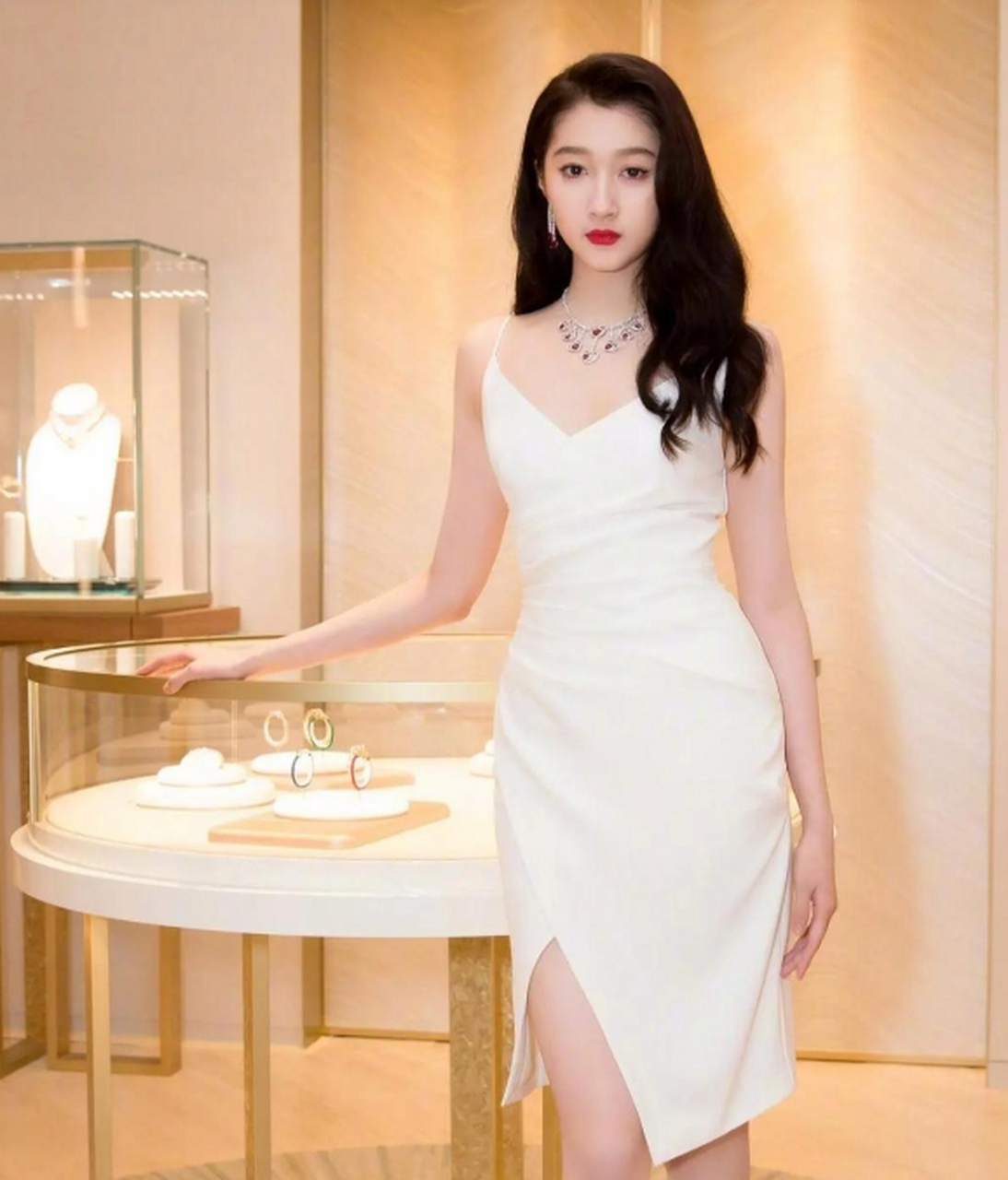 关晓彤身穿白色吊带裙,气质优雅,身姿曼妙,性感迷人!