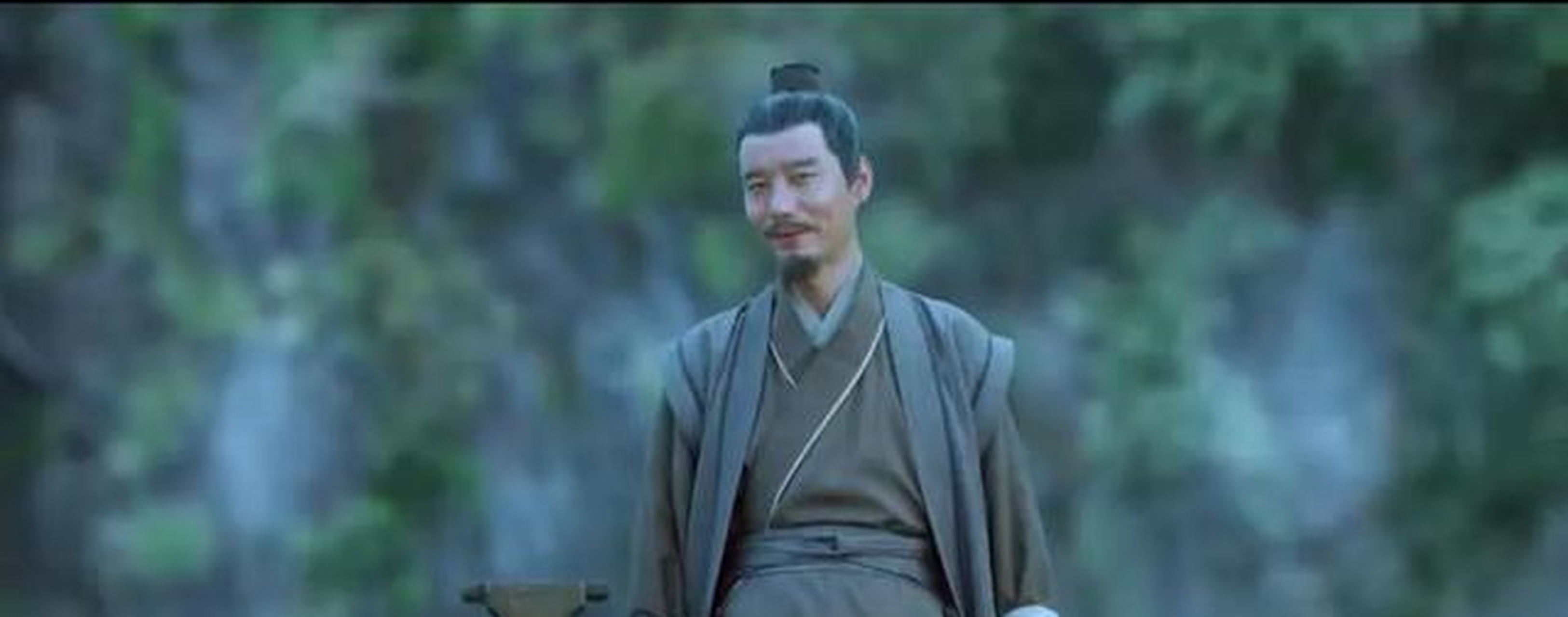 徐堰兵初来北凉是为师傅报仇,然后略输剑九黄后被劝降了,说明那时候徐