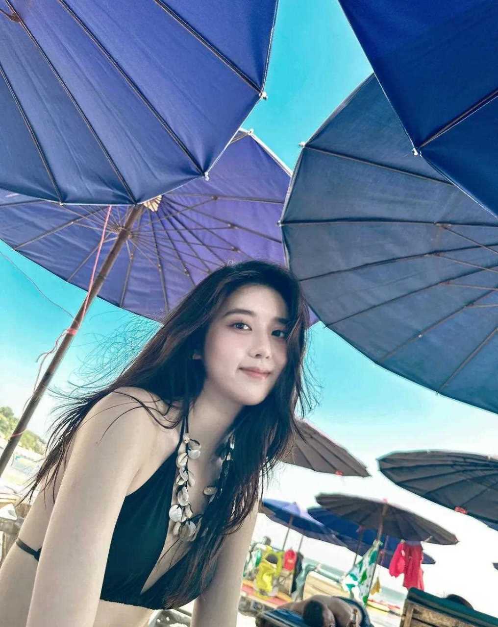 女明星李凯馨泳装照片,黑色果然是显瘦啊,李凯馨这套造型让她整个人都