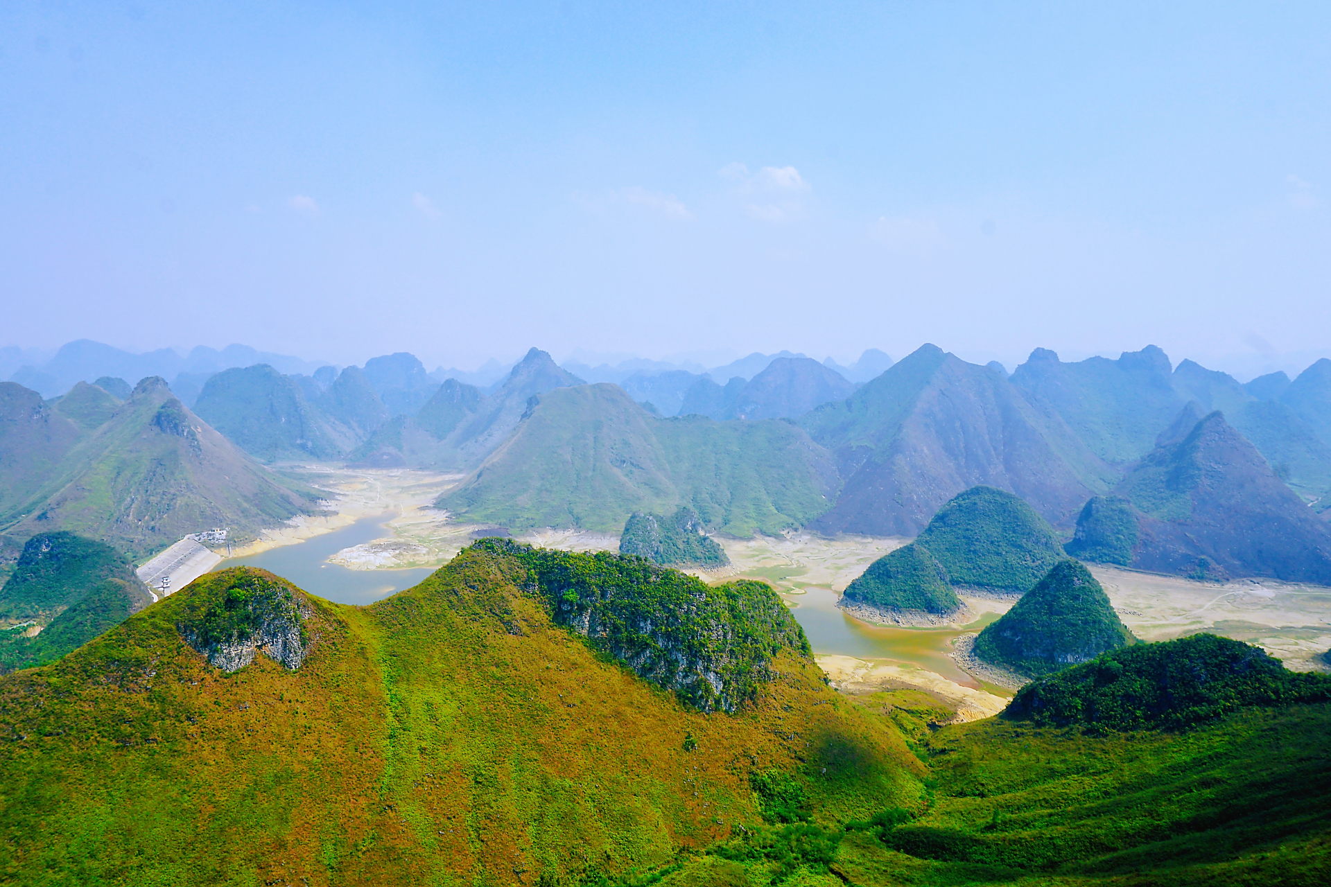 剑龙山位于广西崇左天等县,由于山脊犹如剑龙的背脊,所以称为剑龙山