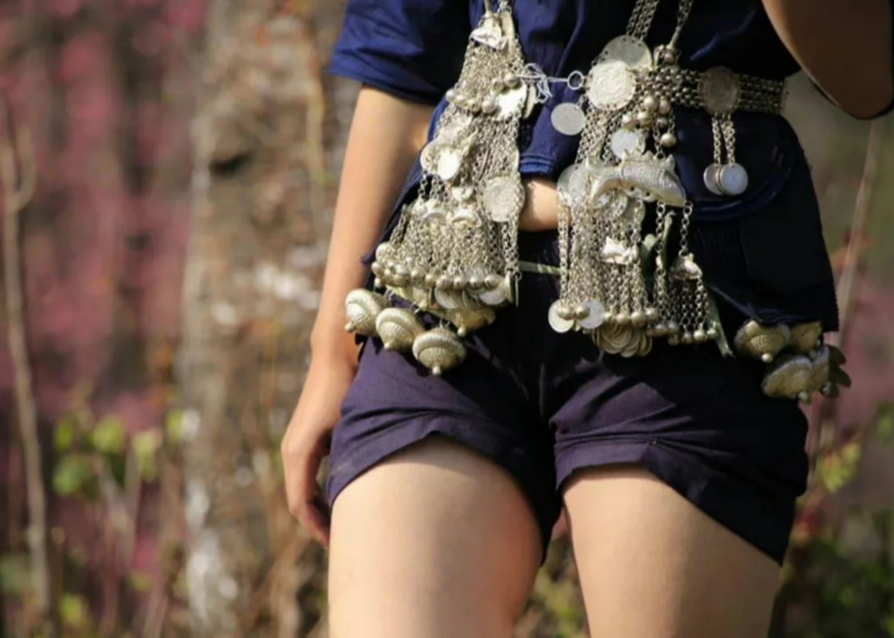 照片拍摄于2018年,云南哈尼族的奕车姑娘!