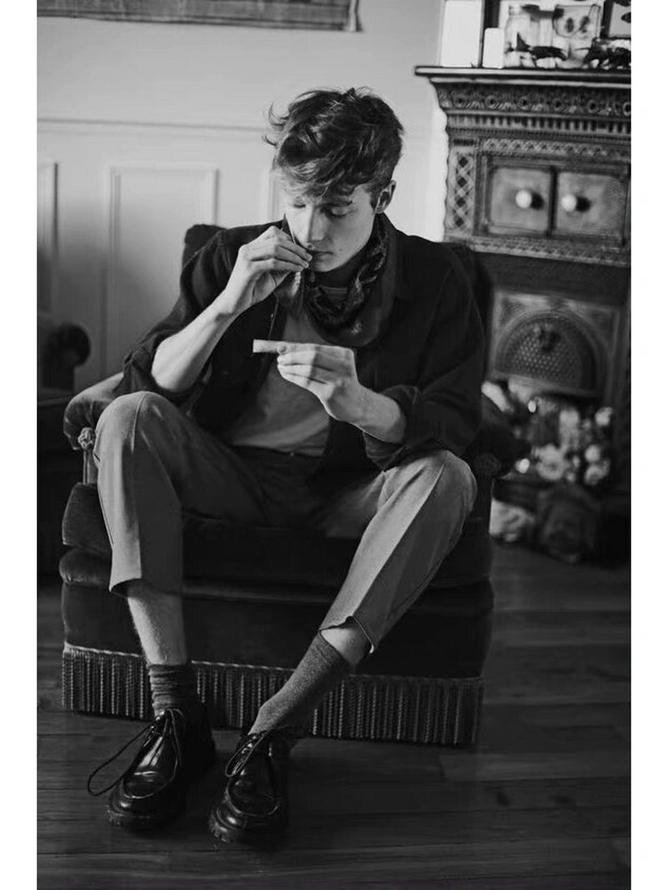男性坐姿在绘画中是常见的姿势之一,它可以展现出男性