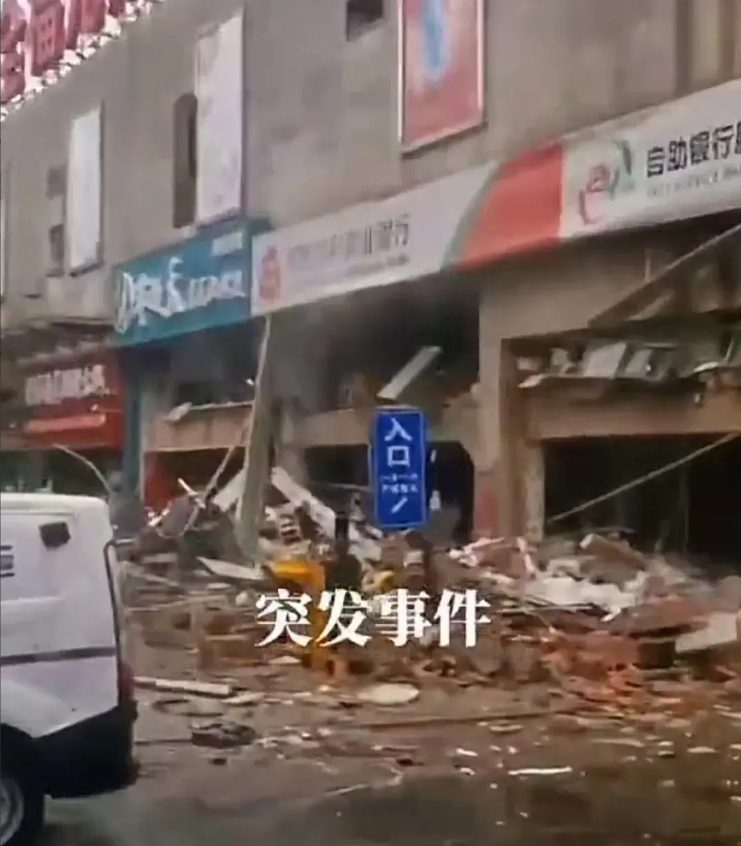 8月13日早上7点左右,山东潍坊高密市凤凰大街的门店发生了爆炸事故,网