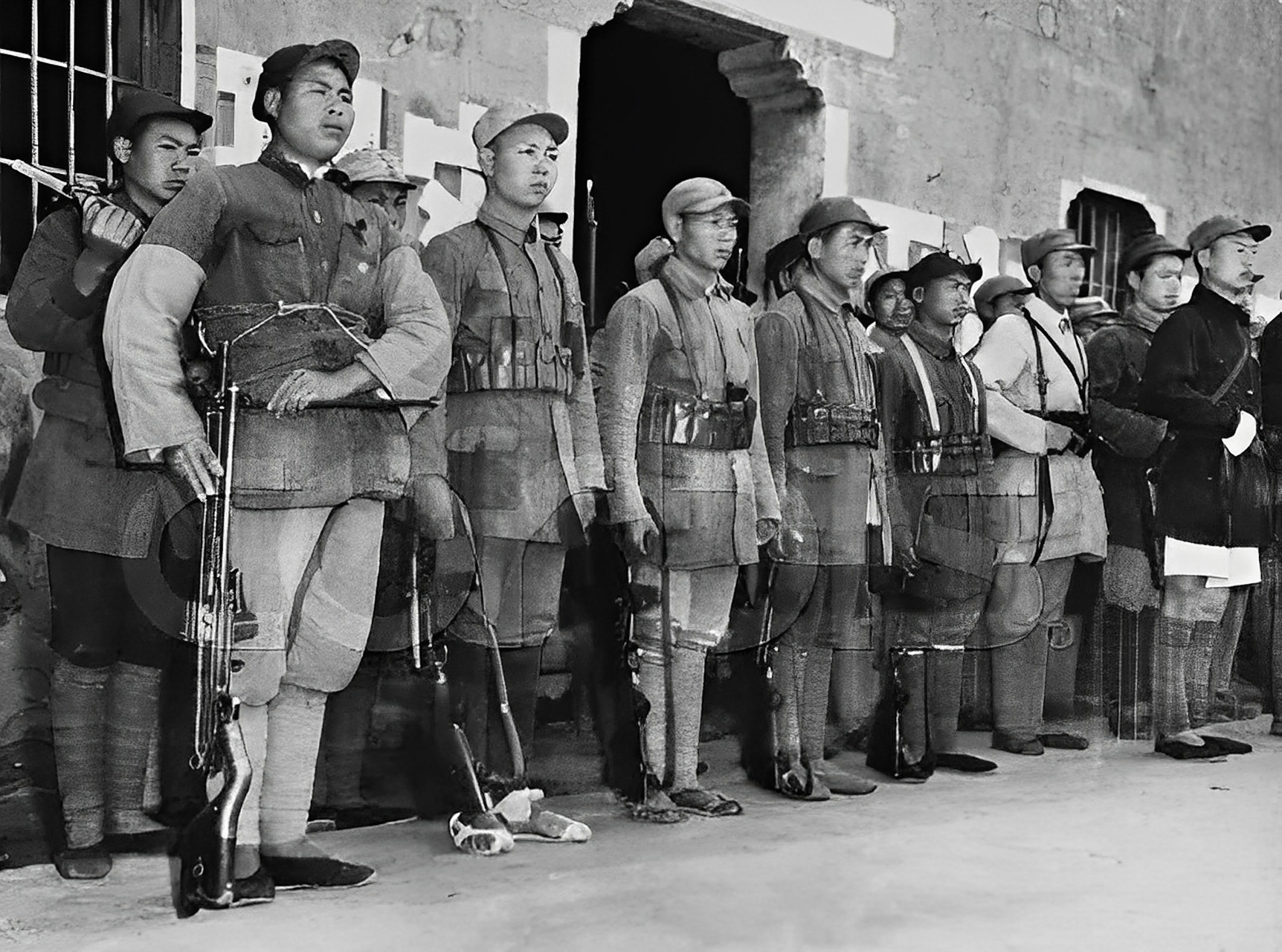 新四军正式组建后,全副武装山上的新四军正在举行誓师大会.