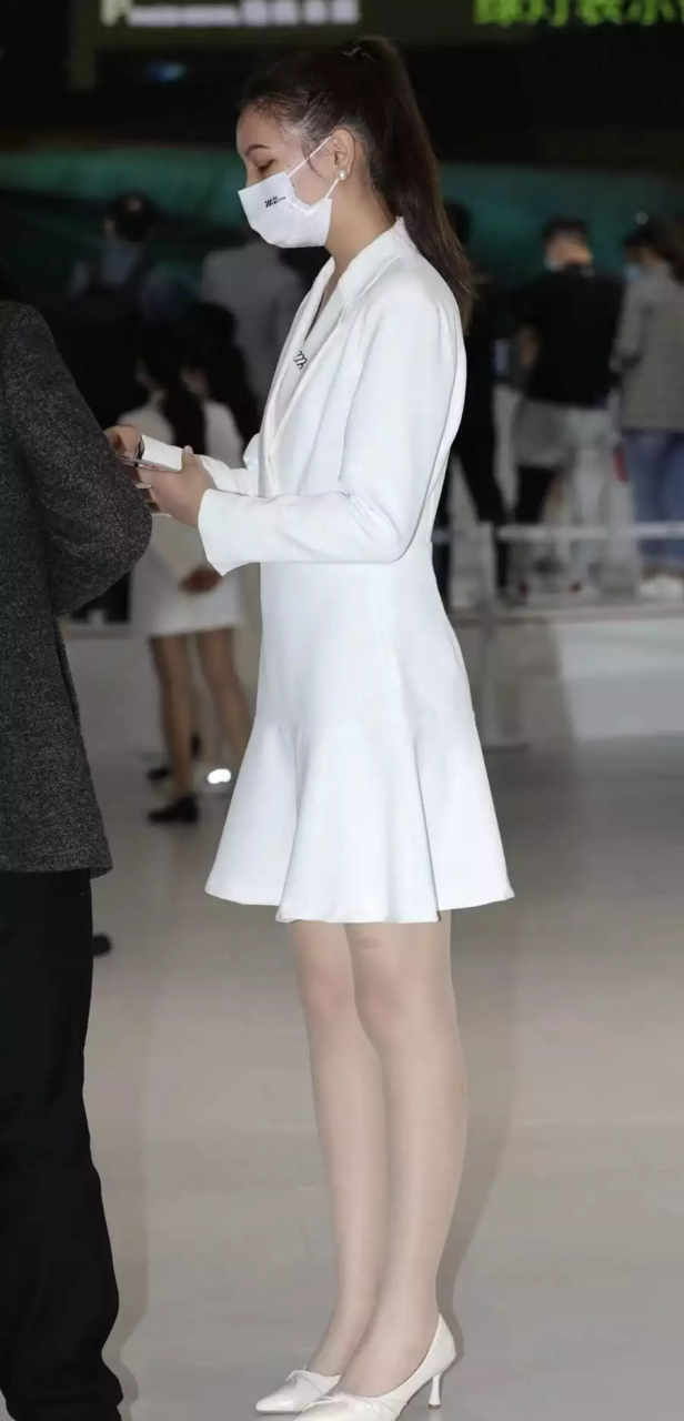 女生这样穿太好看了,白色连衣裙配高跟鞋简单干净又典雅