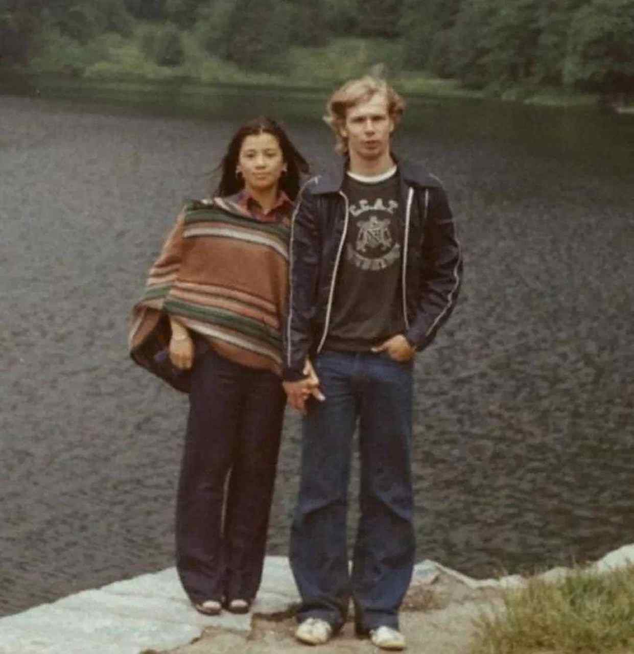 翁美玲早期的老照片,当年翁美玲在英国读书时和荷兰籍男友罗伯特有着